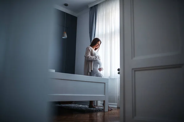 Een Jonge Mooie Zwangere Vrouw Staat Door Het Raam Van — Stockfoto