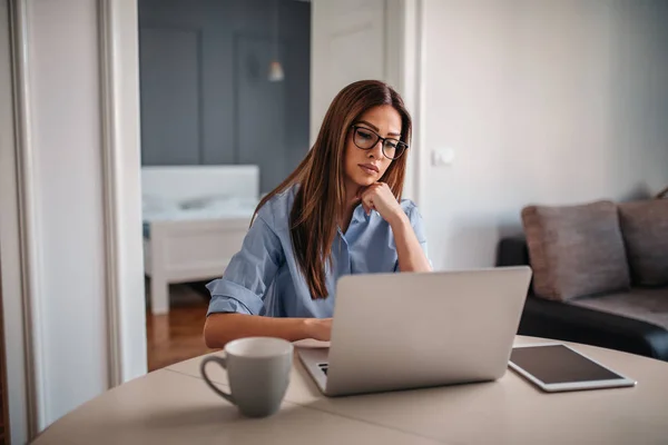 Mooie Jonge Vrouw Bezig Met Een Laptop Drinken Koffie Thuis — Stockfoto