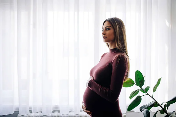 Una Hermosa Mujer Embarazada Está Mirando Distancia Mientras Acaricia Barriga — Foto de Stock