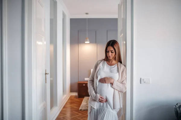 Hermosa Mujer Embarazada Pie Con Las Manos Barriga — Foto de Stock