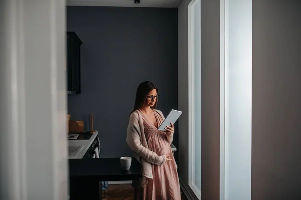 Young Pregnant Woman Holding Tablet — Stock Photo, Image