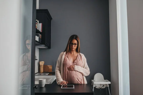 Mujer Embarazada Usando Tableta Digital Casa — Foto de Stock