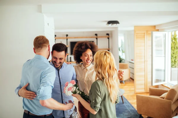 Girato Amici Che Salutano — Foto Stock