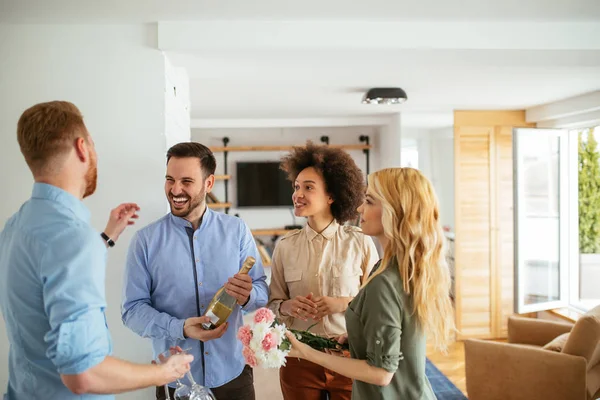 Grupo Jóvenes Amigos Felices Sosteniendo Una Botella Champán — Foto de Stock