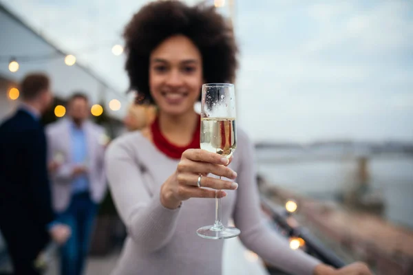 Выстрел Молодой Женщины Держащей Флейту Шампанского — стоковое фото