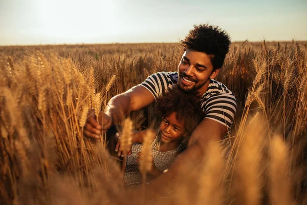 Padre Figlia Divertono Sul Campo — Foto Stock