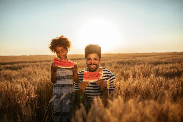 Vater Und Tochter Essen Wassermelone Auf Dem Feld — Stockfoto