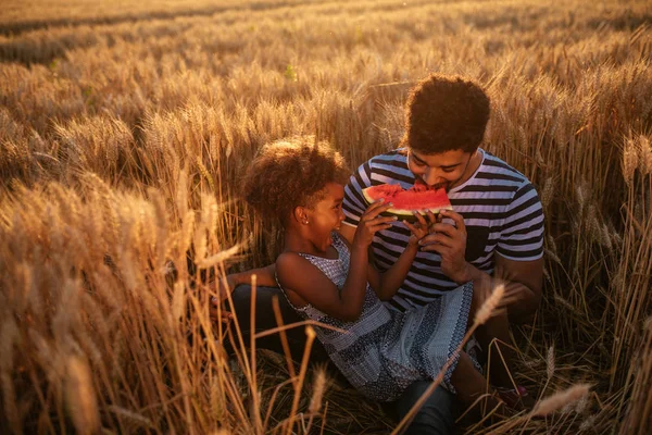 Far Och Dotter Äter Vattenmelon Fältet — Stockfoto