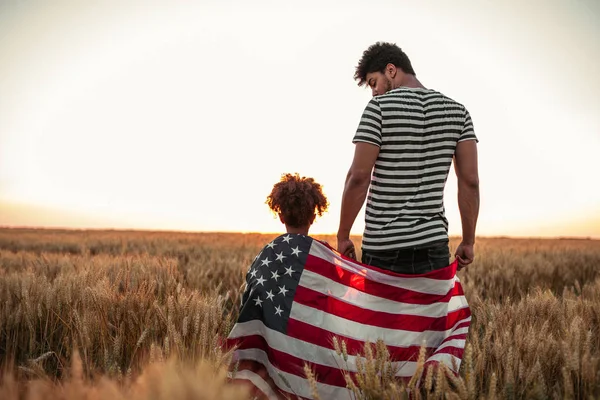 Padre Hija Con Bandera Americana — Foto de Stock