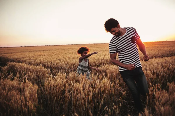 Padre Figlia Che Corrono Campo — Foto Stock