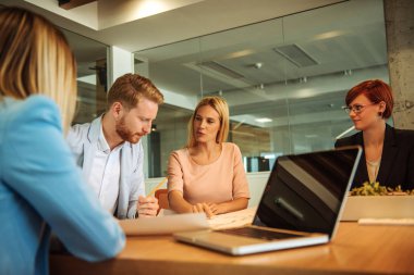 Bir proje üzerinde birlikte çalışma iş adamları.