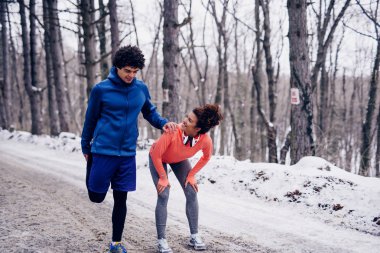 Genç çift bir egzersiz yaptıktan sonra dinlenme