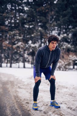 Genç atlet onun çalıştırdıktan sonra dinlenme