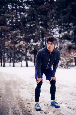 Genç sporcunun onun koşmak--dan dinlenme