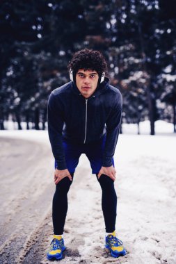 Genç sporcunun onun koşmak--dan dinlenme