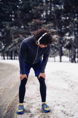 Genç sporcu bir egzersiz yaptıktan sonra dinlenme