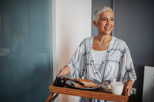 Donna Matura Possesso Vassoio Colazione — Foto Stock