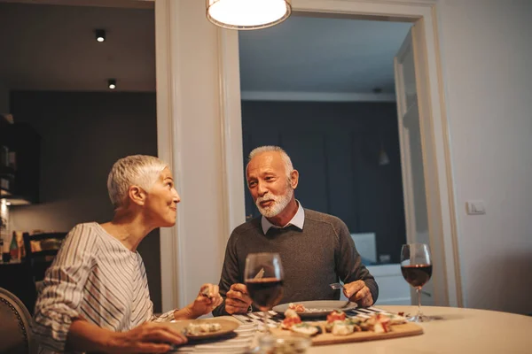 Coppia Anziana Godendo Pasto Vino Insieme Casa — Foto Stock