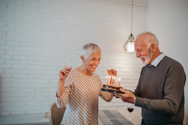 Mature Couple Celebrating Holding Birthday Cake — Stock Photo, Image