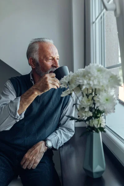 Пожилой Человек Сидит Окна Держа Чашку — стоковое фото