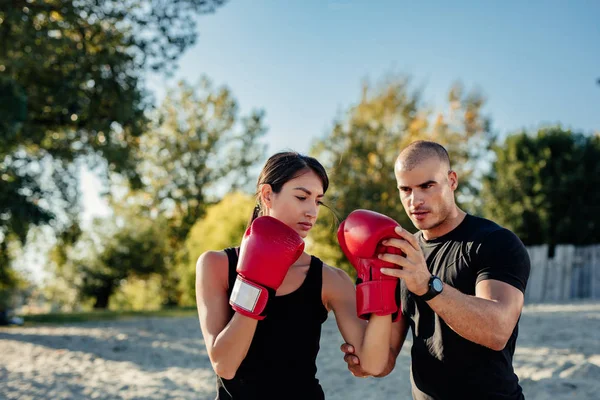 Snímek Mladé Ženy Cvičí Boxu Její Trenér Venku — Stock fotografie