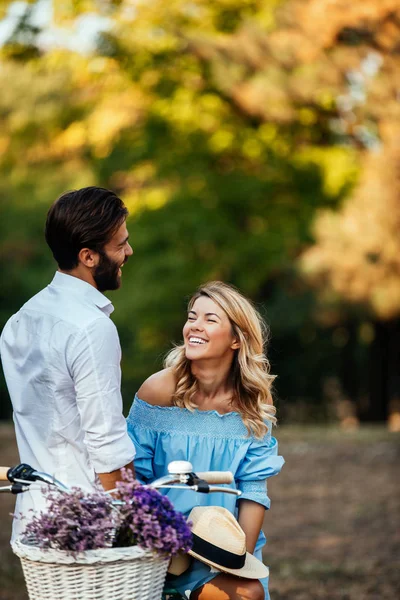 Una Joven Pareja Disfrutando Aire Libre —  Fotos de Stock