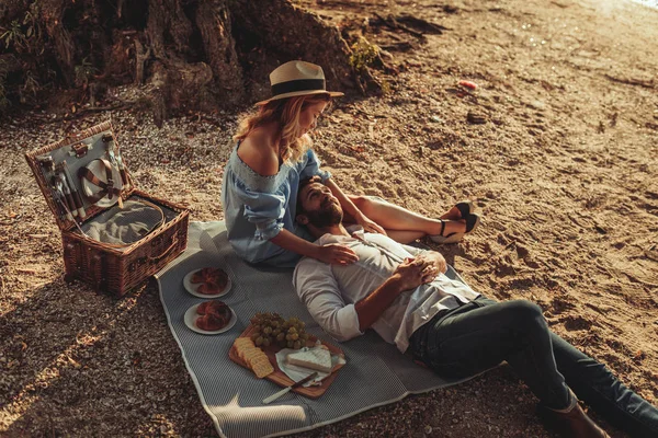 Jovem Casal Fazendo Piquenique Praia — Fotografia de Stock