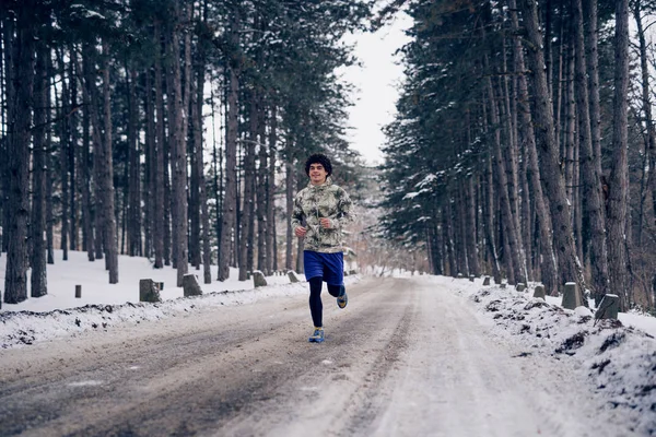 Giovane Uomo Che Jogging Una Giornata Invernale — Foto Stock