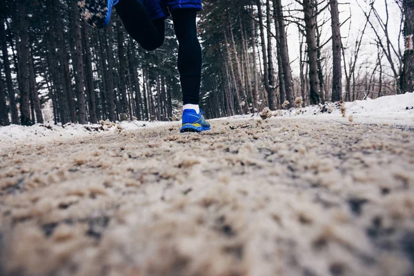 一个男人在冬日慢跑的镜头 — 图库照片