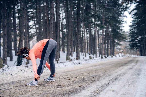 Ung Kvinna Stretching Utomhus — Stockfoto