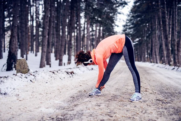 Giovane Atleta Che Allunga Una Giornata Invernale — Foto Stock