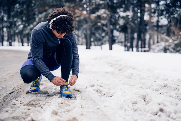 Giovane Sportivo Allacciare Scarpe — Foto Stock