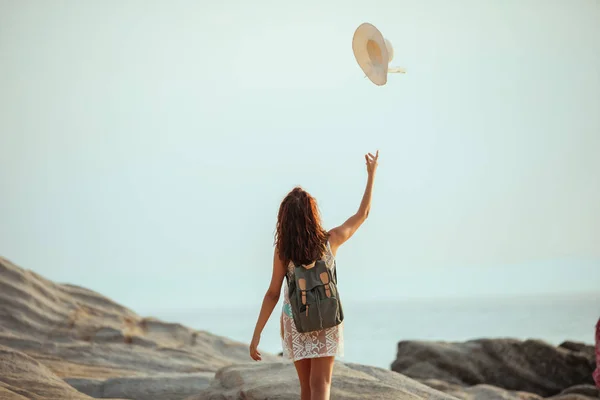 Молода Жінка Ходить Пляжі Штовхаючи Капелюх Повітрі — стокове фото