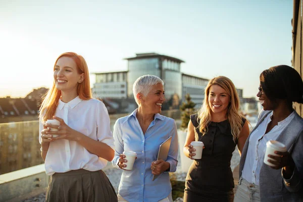 Groep Van Vrouwelijke Ondernemers Het Dak Houden Papieren Bekers Lachen — Stockfoto