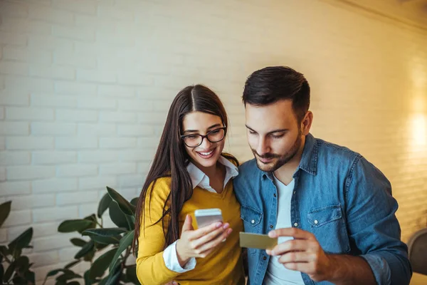 若いカップルは 携帯電話を使用してオンライン ショッピング — ストック写真