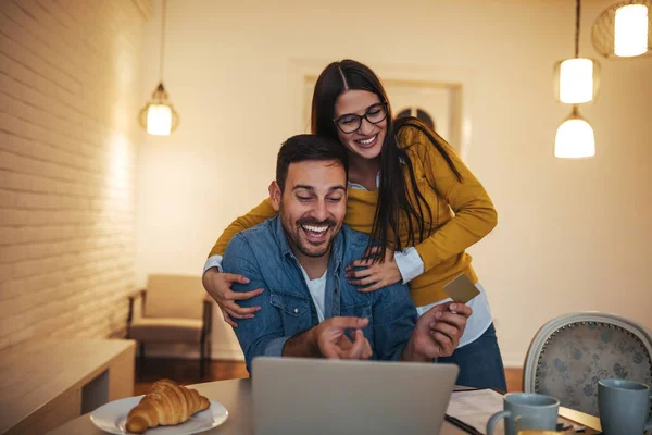 Junges Paar Kauft Online Ein — Stockfoto