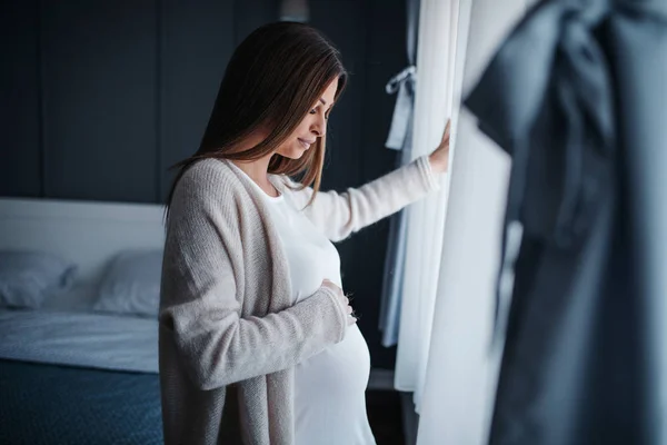 Hermosa Mujer Embarazada Pie Con Una Mano Barriga — Foto de Stock