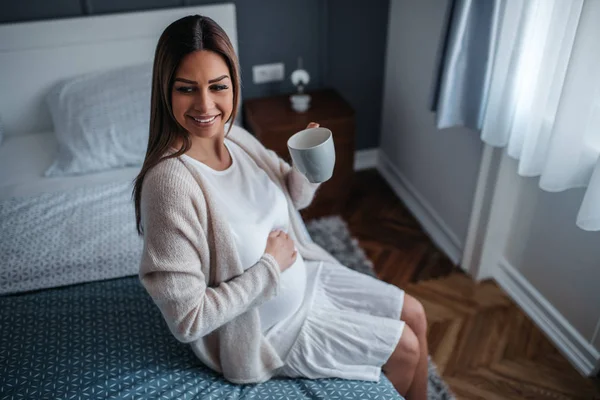 Tiro Mujer Embarazada Sentada Cama Tomando Café — Foto de Stock