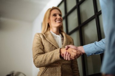 İki mutlu arkadaşları el sıkışma modern ofis.