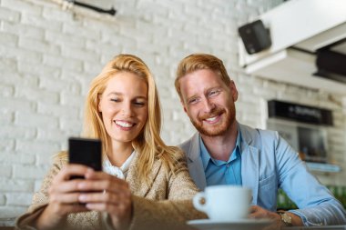 Kadın cep telefonu bildirimlerini denetleme.