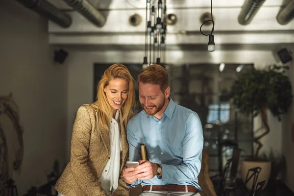 Portrett Smilende Ung Mann Kvinne Som Ser Mobiltelefon Innendørs – stockfoto