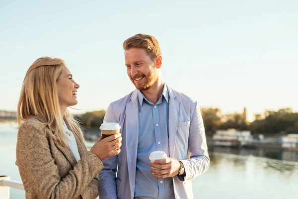 Portret Biznesmeni Chodzenia Poza Filiżance Kawy Spotkanie Bliska — Zdjęcie stockowe