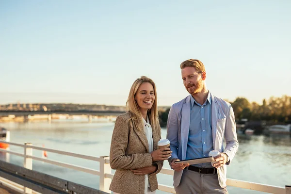 Gode Forretningsforhold Forretningsmann Forretningskvinne Som Gikk Forbi Elva Drakk Kaffe – stockfoto