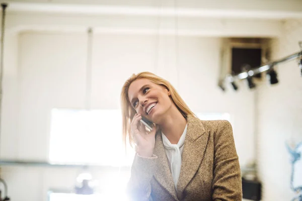 Attraktive Frau Telefoniert Büro — Stockfoto