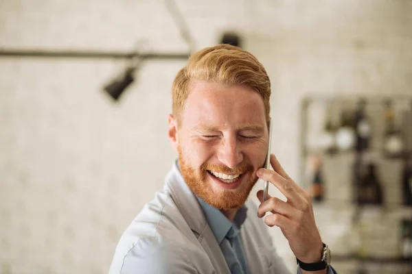 Hombre Feliz Riendo Mientras Habla Por Teléfono — Foto de Stock