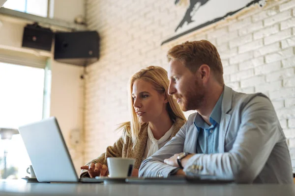 Colleagues Working Together Computer Cafe — Stock Photo, Image