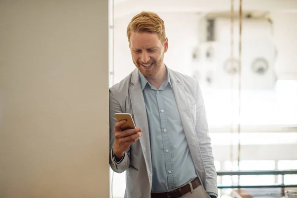 Retrato Jovem Homem Negócios Sorrindo Usando Telefone Celular — Fotografia de Stock