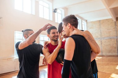 Basketbol takım arkadaşları basketbol sahası vurmaya hazırlanıyor portresi.