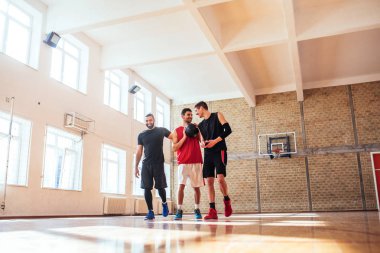 Basketbol oyuncuları basketbol sahasına pratik atış.