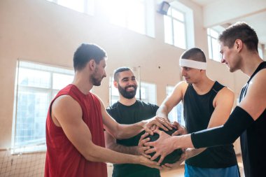Basketbol oyuncu top bir arada tutan mutlu takım.